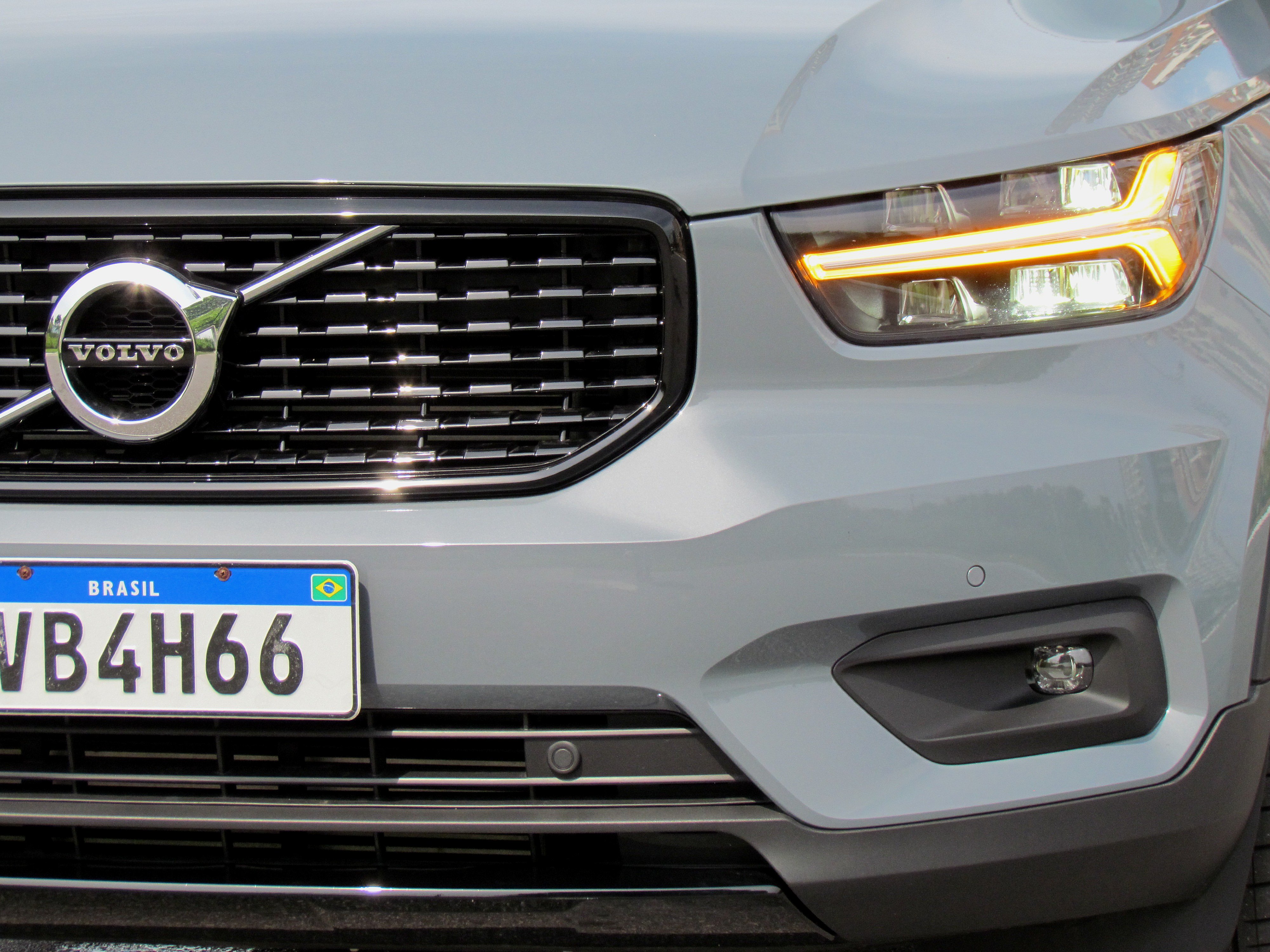 Na frente, a luz de acendimento diurna é posicionada dentro dos faróis e tem desenho em formato de “T”, algo que o marketing da Volvo chama de “Martelo de Thor”.