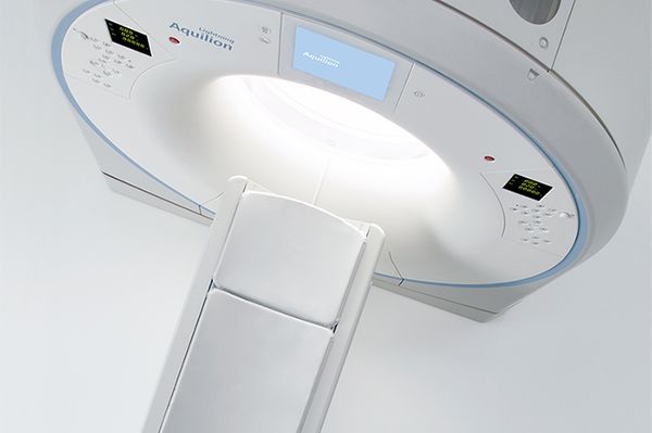 o Aquilion Lightining 80 é um aparelho de tomografia computadorizada com inteligência Artificial (IA).