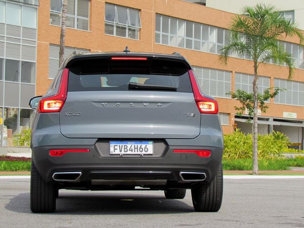 Volvo XC40 Plug-In Hybrid R-Design por Luiza Kreitlon/AutoMotrix    