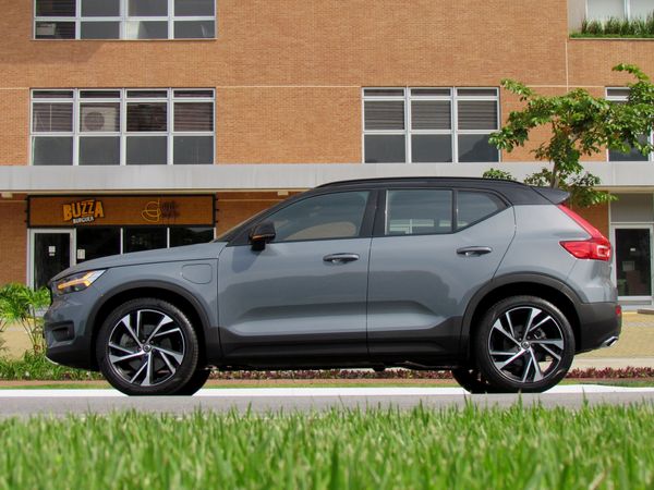 Volvo XC40 Plug-In Hybrid R-Design por Luiza Kreitlon/AutoMotrix    