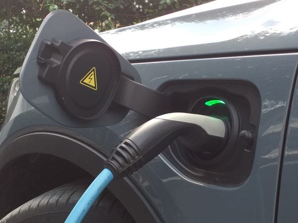 Quando as baterias se descarregam, o SUV sueco funciona com total eficiência com seu motor a gasolina.