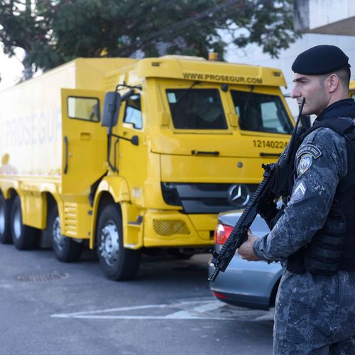 Fortemente armados, os policiais montaram um cerco no local onde dois carros-fortes – de tamanho e porte acima dos tradicionais veículos que fazem transporte de valores – estavam estacionados