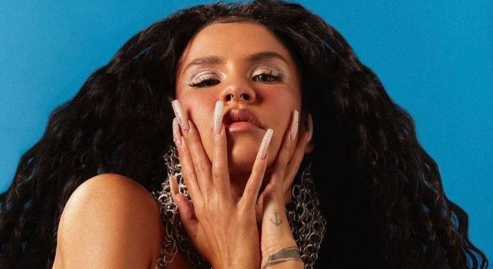 Ousadas, glamurosas e com muita presença, as unhas extravagantes chegaram para fazer sucesso nas mãos das capixabas.