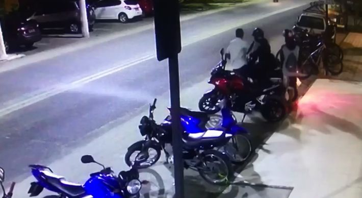 O crime aconteceu na noite desta quarta-feira (16) no bairro Cidade Nova, quando os jovens se preparavam para sair com a moto após deixarem a academia
