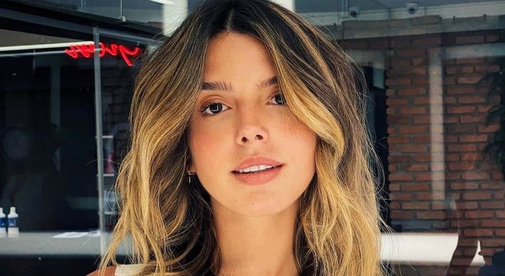 A atriz recebeu a primeira dose da vacina contra a Covid-19 na segunda (14), em Fernando de Noronha, mesmo não sendo moradora da ilha. Em nota publicada no Twitter, a artista diz que foi imunizada porque estava trabalhando para uma pousada no arquipélago.