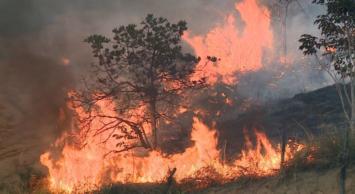 Os funcionários das creches contaram que o fogo começou na parte alta do bairro Santo Antônio, por volta das 15 horas