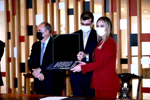 A presidente da Findes, Cris Samorini, entregando um jogo de xadrez esculpido com rochas capixabas ao ministro de Relações Exteriores, Carlos Alberto França.