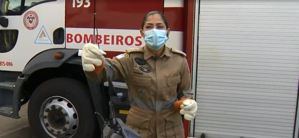 Antena de proteção instalada em moto para evitar corte por linha de pipa