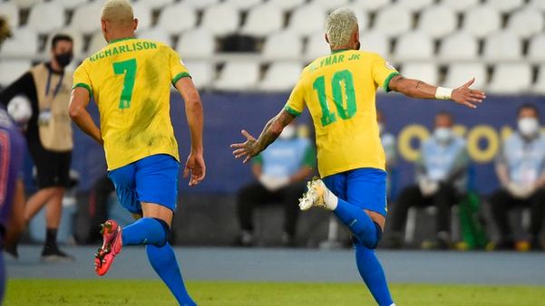Capixaba Richarlison marca e Brasil goleia Peru por 4 a 0 no Nilton Santos