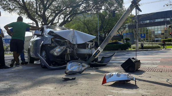 Duas pessoas são atropeladas em acidente na Beira-Mar em Vitória por Vitor Jubini