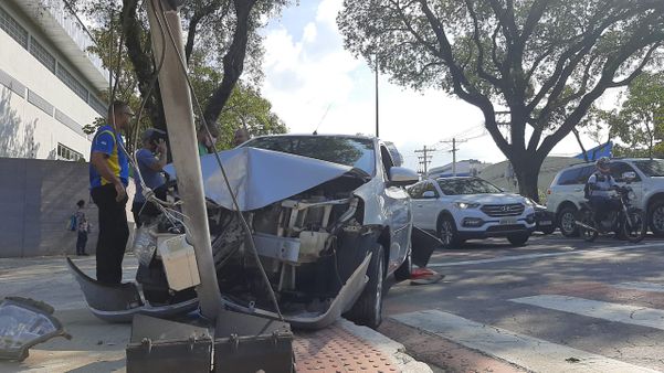 Duas pessoas são atropeladas em acidente na Beira-Mar em Vitória por Vitor Jubini