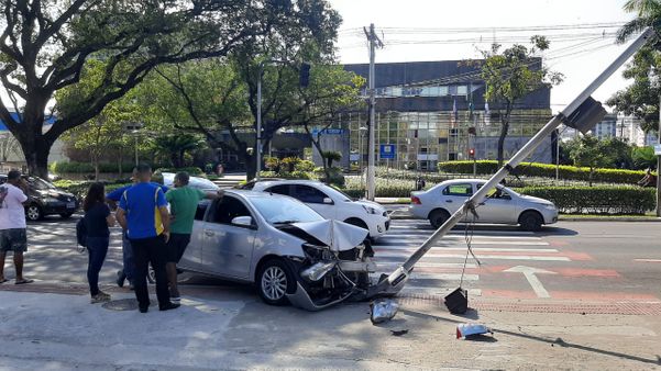Duas pessoas são atropeladas em acidente na Beira-Mar em Vitória por Vitor Jubini
