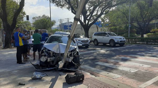 Duas pessoas são atropeladas em acidente na Beira-Mar em Vitória