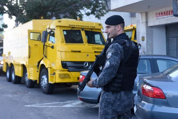 Forças policiais escoltam transporte de valor no Centro de Vitória