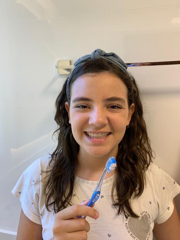 Maria, de 10 anos, manteve o cuidado com os dentes durante a pandemia
