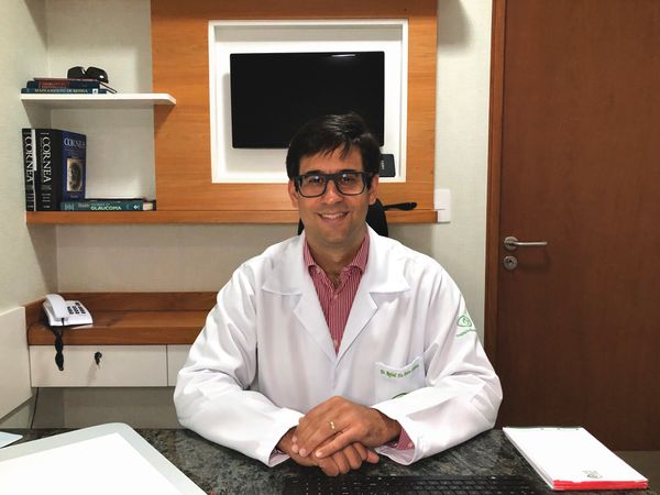 Oftalmologista Rafael de Paiva Oliveira, do Hospital de Olhos de Vitória (HOV