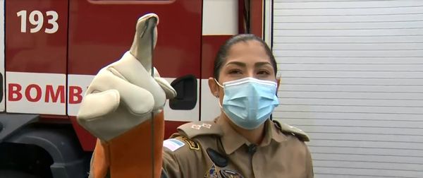 Tenente Andreza, do Corpo de Bombeiros, mostra a ponta de corte em antena utilizada em motos para evitar acidentes com linha de pipa