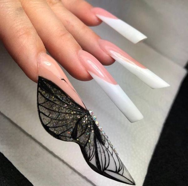 De pedraria até borboleta, as unhas em formato extremo abrigam diversas decorações