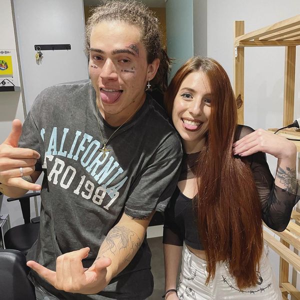 Whindersson Nunes posa com a artista Bruna Martins após ter o rosto tatuado