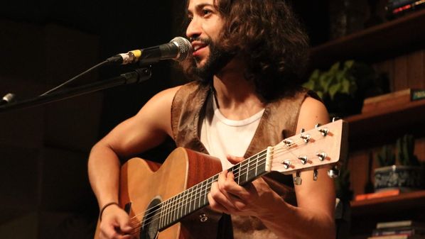 Para além da apresentação musical, a programação do dia ainda contará com a peça on-line