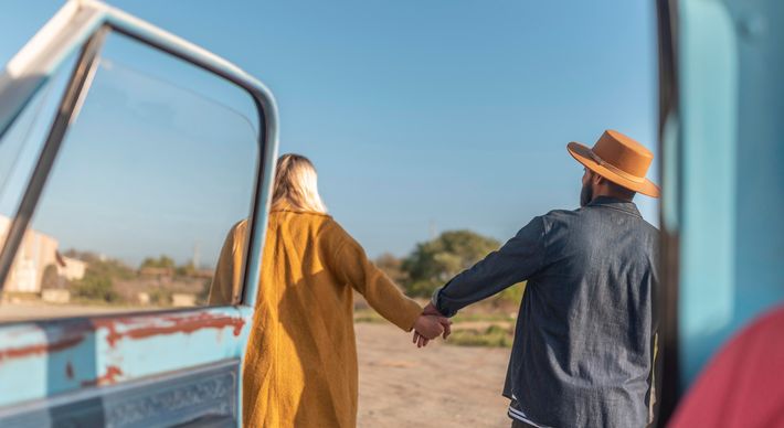 A força feminina é um oceano de força curativa, sagrada, criativa, divina. E os homens não mais terão medo de nele banharem-se e permitirem que lhes invada o peito.