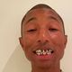 Imagem - De ouro! Pharrell Williams mostra sorriso de mais de meio milhão de reais