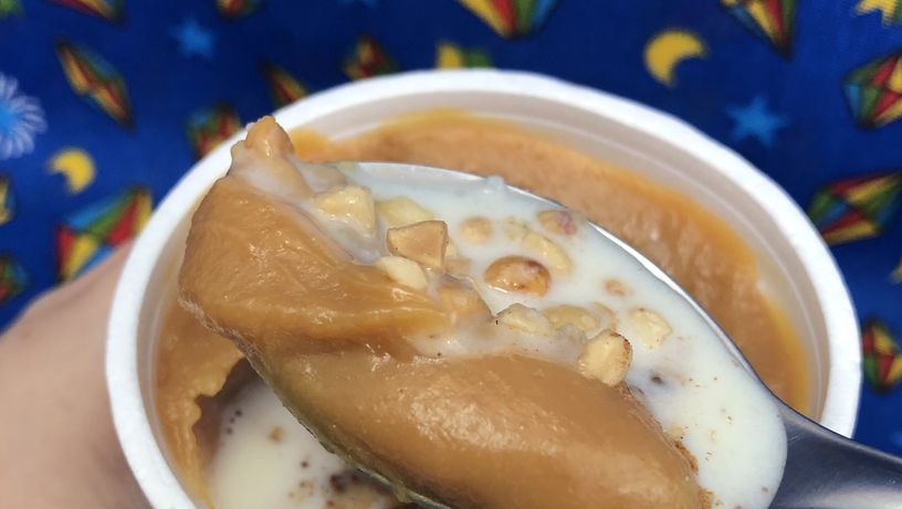 Canjica com amendoim e borda de caramelo de flor de sal da doceria Via Gourmet, em Vitória