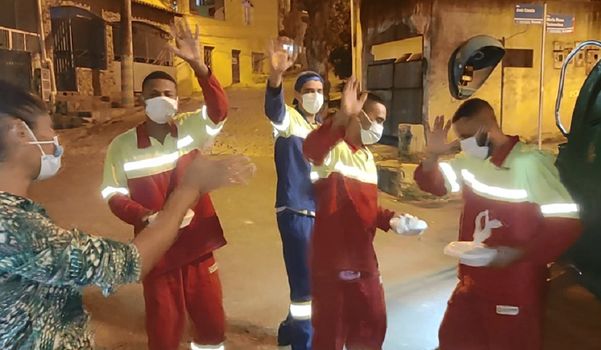 Para fazer a boa ação, Maria Elizabete Medina conta com a ajuda de toda a família e amigos. A refeição é servida todas as terças, quintas e sábado