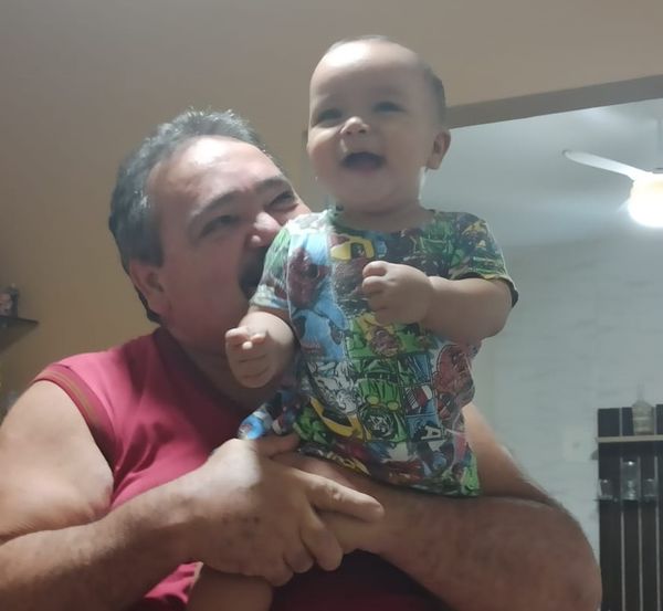 Manoel abraçado com seu neto, Bernardo