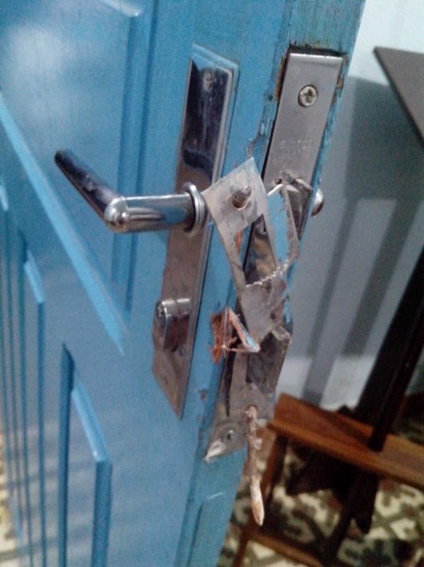 A porta de entrada da igreja foi danificada e a mesa de som e microfone foram levados