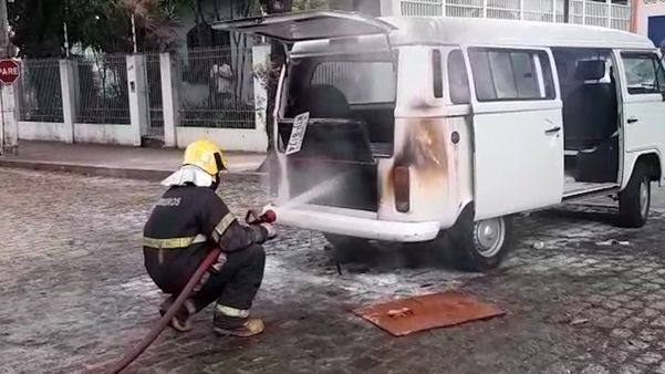 Kombi pega fogo no bairro Bento Ferreira, em Vitória