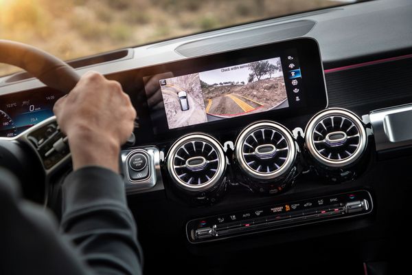 Modelo é equipado com duas telas de 10 polegadas em um conjunto único, para central multimídia e painel de instrumentos por Mercedes-Benz/Divulgação
