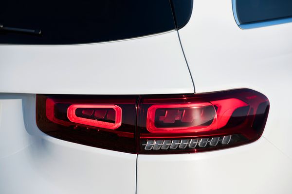 Faróis traseiros em led por Mercedes-Benz/Divulgação