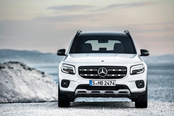 Mercedes-Benz GLB 200 atinge potência máxima de 163 cv a 5.500 rpm e vai de 0 a 10 em 9,1 segundos por Mercedes-Benz/Divulgação