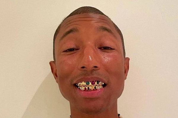 Pharrell Williams com seus grillz de ouro e pedras preciosas