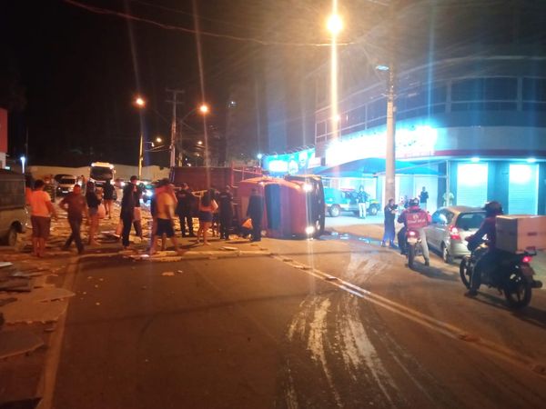 Um caminhão tombou no bairro Basiléia, em Cachoeiro de Itapemirim, nesta sexta (18)