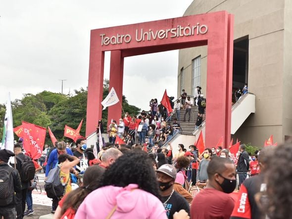 Manifestantes se reúnem em ato contra o presidente Jair Bolsonaro em Vitória por Fernando Madeira