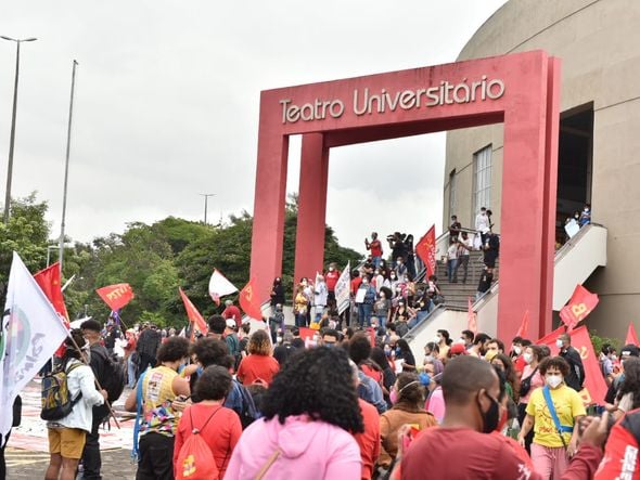 Manifestantes se reúnem em ato contra o presidente Jair Bolsonaro em Vitória por Fernando Madeira