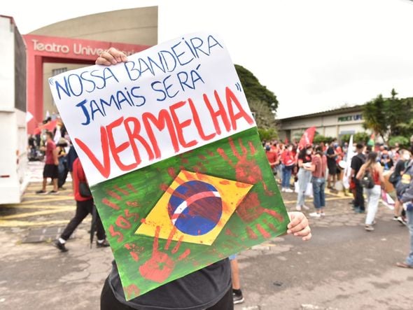 Manifestantes se reúnem em ato contra o presidente Jair Bolsonaro em Vitória por Fernando Madeira