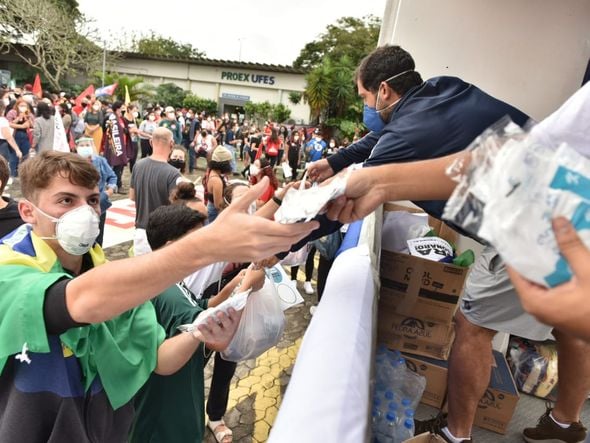 Manifestantes se reúnem em ato contra o presidente Jair Bolsonaro em Vitória por Fernando Madeira