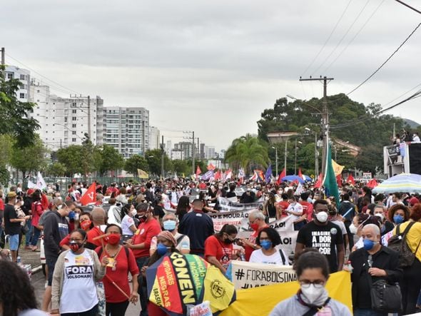 Manifestantes se reúnem em ato contra o presidente Jair Bolsonaro em Vitória por Fernando Madeira