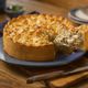 Imagem - Torta cremosa de chester gratinada com queijo: prove a receita