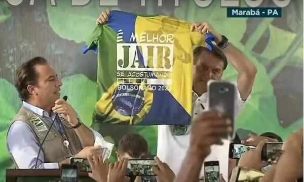 Bolsonaro exibe camisa com alusão à eleição de 2022