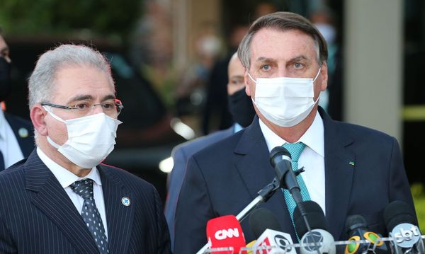 O presidente Bolsonaro ao lado do ministro Queiroga