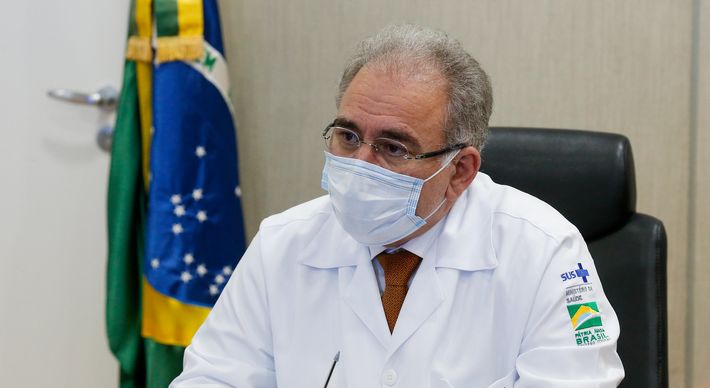 O ministro da Saúde, Marcelo Queiroga, nega que tenha seguido uma ordem do presidente Jair Bolsonaro para suspender a vacinação em adolescentes de 12 a 17 anos. A medida foi anunciada na quinta (16).