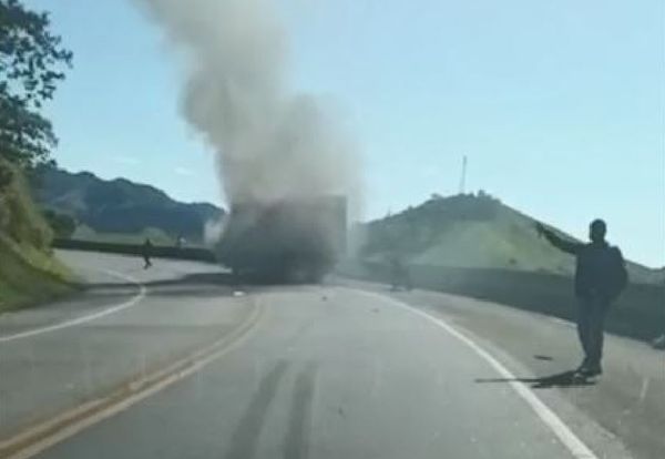 Caminhão pega fogo após acidente na BR 101 em Anchieta