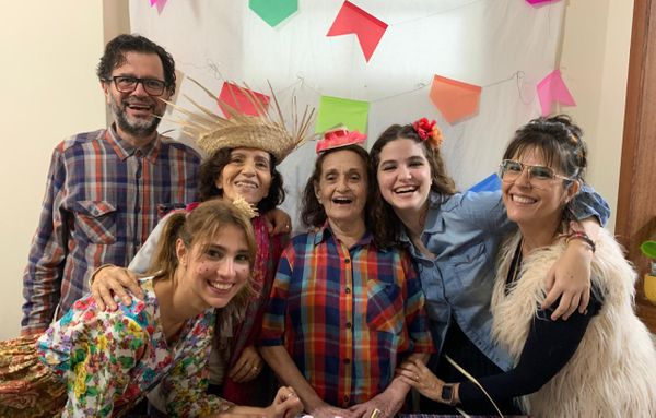 Fábio Calazans, Dalsa Calazans, Giulia Tavares, Laura Calazans, Antonieta Dalvi e Elian Ramile