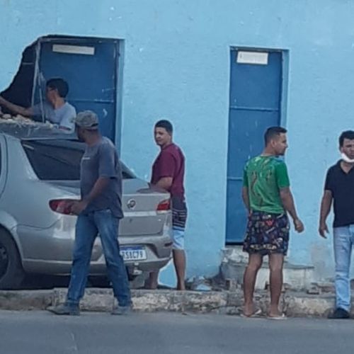 Carro invade vestiário de estádio em acidente em Pinheiros, no ES