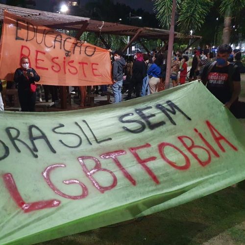 Professora forneceu aos alunos texto sobre os significados do termo LGBTQIA+ e o Mês do Orgulho LGBT. Uma mãe de aluno reclamou com o parlamentar, que fez cobranças na escola e enviou áudio sobre a docente