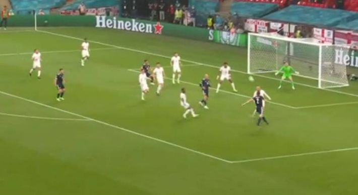 O jogador O'Donnell, da Escócia, fez falta em uma disputa de bola no alto e saiu de perto do jogador alemão, que ficou caído. O árbitro espanhol Antônio Mateu Lahoz chamou a atenção do escocês e o fez voltar e levantar o adversário do chão